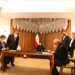 Venezuelan Foreign Affairs Minister Félix Plasencia signing agreement with President of the Islamic Republic of Iran, Ebrahim Raesi. Photo: Twitter/@PlasenciaFelix