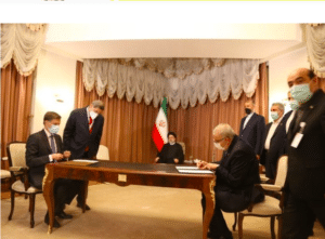 Venezuelan Foreign Affairs Minister Félix Plasencia signing agreement with President of the Islamic Republic of Iran, Ebrahim Raesi. Photo: Twitter/@PlasenciaFelix