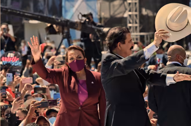 Featured image: Xiomara Castro (left), the new president of Honduras, is sworn in on the 27 of January, accompanied by her husband and overthrown former president, Manuel Zelaya (right). Photo: Página12.