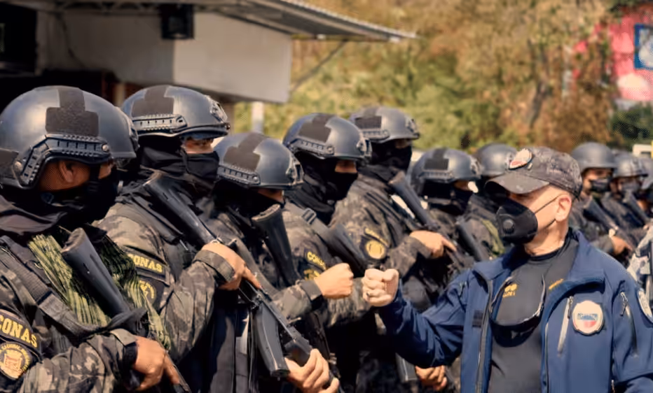 Featured image: Venezuelan minister of interior relations, justice and peace, Remigio Ceballos (right), instructing a group of his officers (left). Photo: REDRADIOVE. 