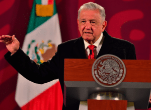 Featured image: Andrés Manuel López Obrador gives a speech. Photo: Últimas Noticias. 