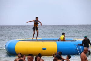 Trampolin-en-la-playa-La-Guaira-Minci-1024x682