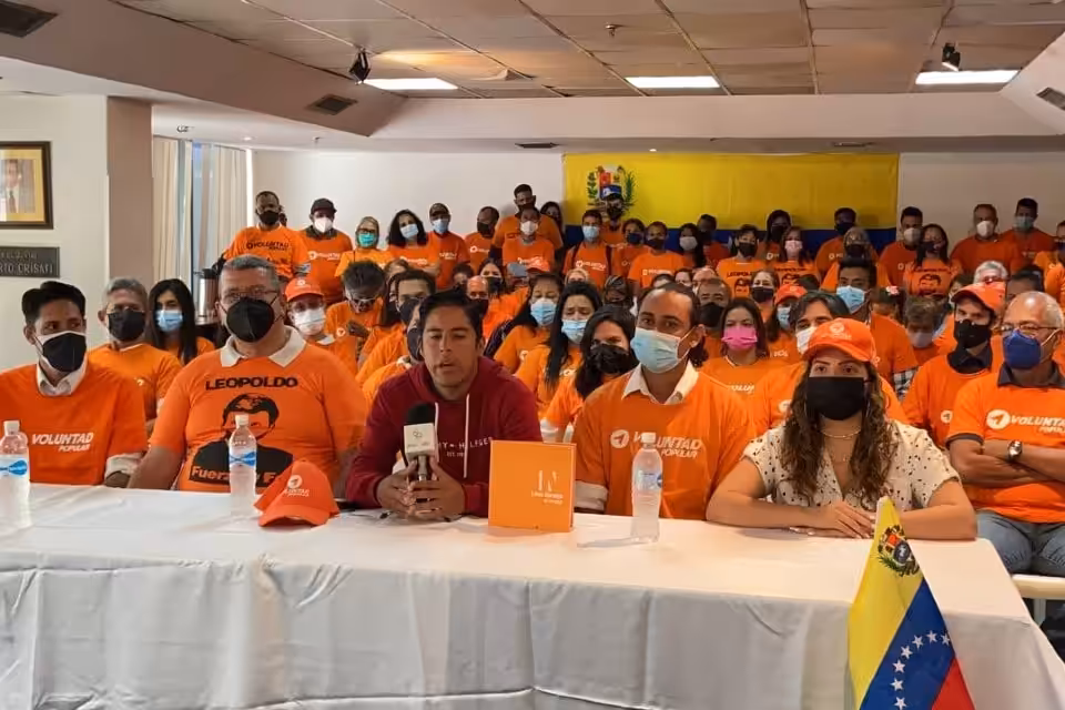 Public event where more than 100 Voluntad Popular members resigned to the right wing political party denouncing lack of internal democracy. Photo: Tal Cual.