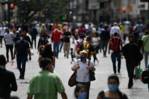 Venezuelans wearing face masks to prevent COVID-19 contagion. File photo.