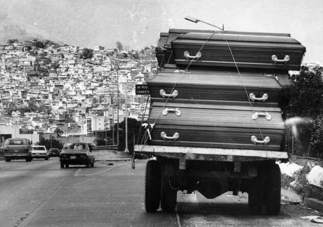 Coffins on its way to the South Cemetery in Caracas with victims of the police repression during the Caracazo. Photo: Francisco "Frasso" Solórzano.