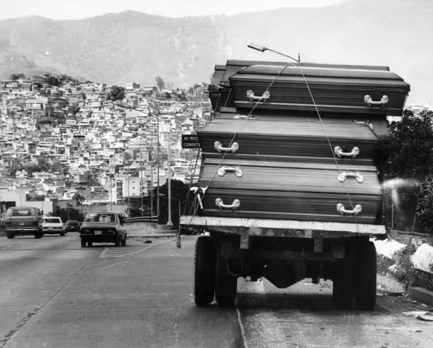 Coffins on its way to the South Cemetery in Caracas with victims of the police repression during the Caracazo. Photo: Francisco "Frasso" Solórzano.