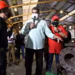 Venezuelan President Nicolas Maduro talking with a worker during a TV broadcasting. Photo: Presidential Press.