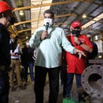Venezuelan President Nicolas Maduro talking with a worker during a TV broadcasting. Photo: Presidential Press.