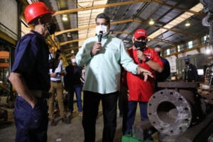 Venezuelan President Nicolas Maduro talking with a worker during a TV broadcasting. Photo: Presidential Press.