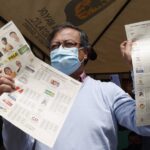 Gustavo Petro at a polling station in the Puente Aranda sector, Bogotá, to cast his vote on March 13. Photo: Cesar Melgarejo/ CEET