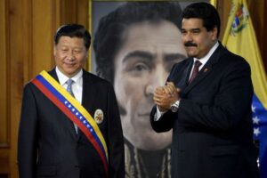 Chinese President XI Jingping  (left) and President Nicolas Maduro (right) at Miraflores Palace in 2014. Photo: J. Silva / Reuters.