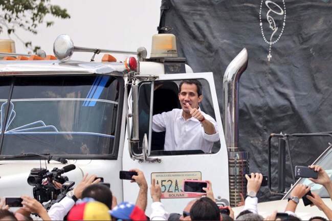 Former deputy Guaido while trying to force the entry of alleged humanitarian aid to Venezuela in February 2019. Photo: Twitter / @AmbJohnBolton.