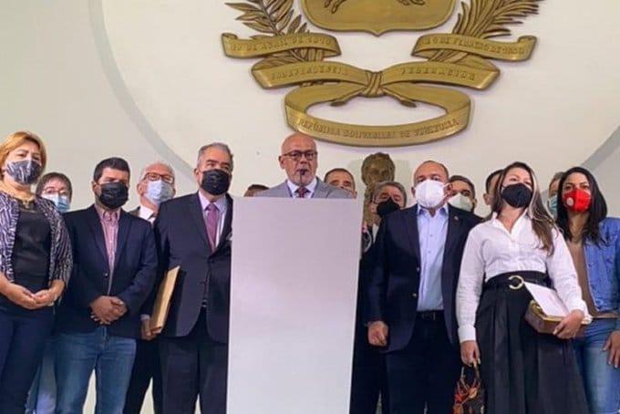 President of Venezuela's National Assembly, Jorge Rodriguez, during a press conference informing about the new dialogue approach. Photo: Twitter / @RedRadioVE.