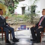 Russian ambassador to Caracas, Sergey Mélik-Bagdasárov (right), interviewed by Venezuelan minister for culture Ernesto Villegas. Photo: Twitter / @VillegasPoljak.