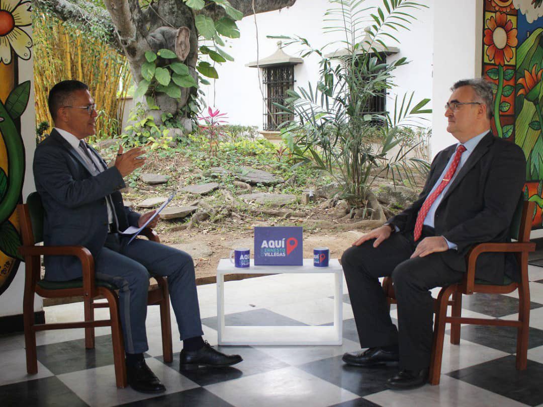 Russian ambassador to Caracas, Sergey Mélik-Bagdasárov (right), interviewed by Venezuelan minister for culture Ernesto Villegas. Photo: Twitter / @VillegasPoljak.
