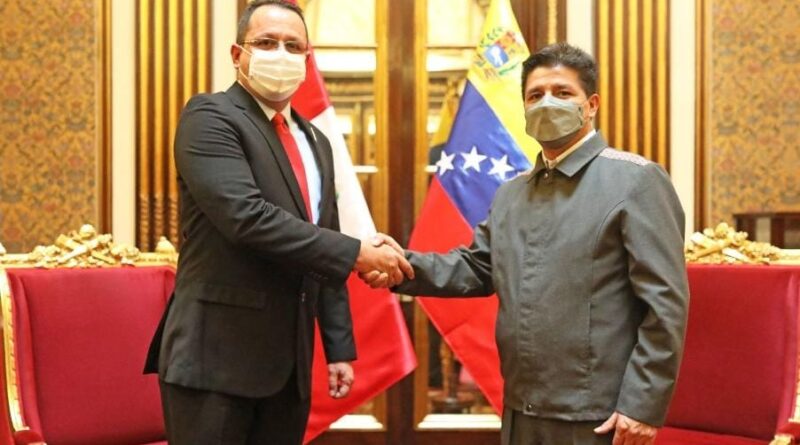 Peruvian President Pedro Castillo greeting Venezuelan ambassador Alexander Yánez during the official delivery of his diplomatic credentials. Photo: Twitter / @CancilleriaVE.