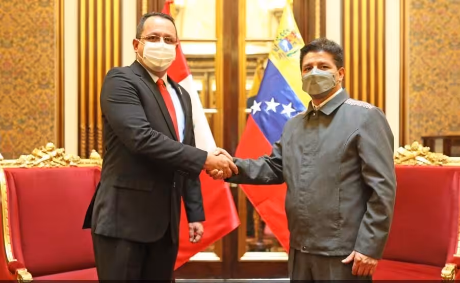 Peruvian President Pedro Castillo greeting Venezuelan ambassador Alexander Yánez during the official delivery of his diplomatic credentials. Photo: Twitter / @CancilleriaVE.