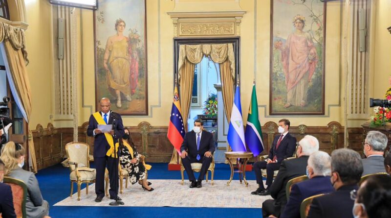 Farewell ceremony for the South African and Nicaraguan ambassadors to Venezuela, Joseph Khehla and Yaosca Calderón respectively, at Miraflores Palace in Caracas. Photo: Twitter / @NicolasMaduro.