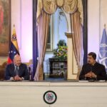 Venezuelan President Nicolas Maduro (right) and ICC Prosecutor Karim Khan (right) during a press conference at Miraflores Palace in Caracas, March 31. Photo: Twitter / @madeleintlSUR.