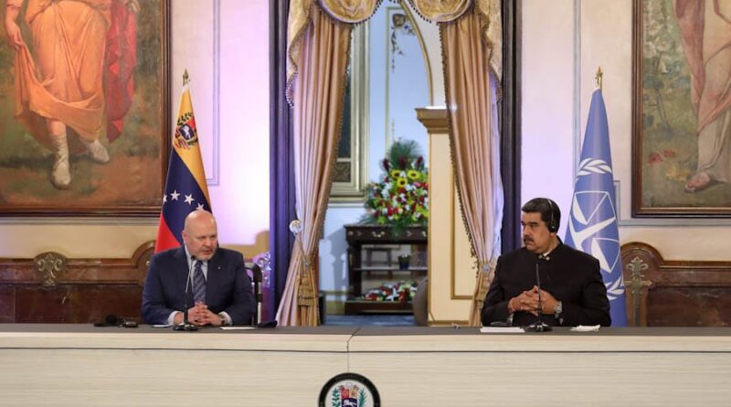 Venezuelan President Nicolas Maduro (right) and ICC Prosecutor Karim Khan (right) during a press conference at Miraflores Palace in Caracas, March 31. Photo: Twitter / @madeleintlSUR.