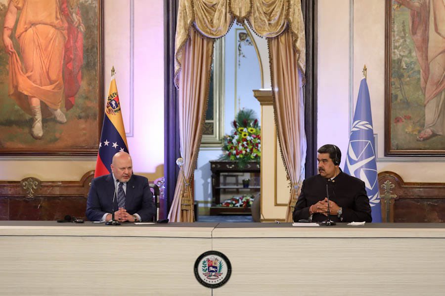 Venezuelan President Nicolas Maduro (right) and ICC Prosecutor Karim Khan (right) during a press conference at Miraflores Palace in Caracas, March 31. Photo: Twitter / @madeleintlSUR.