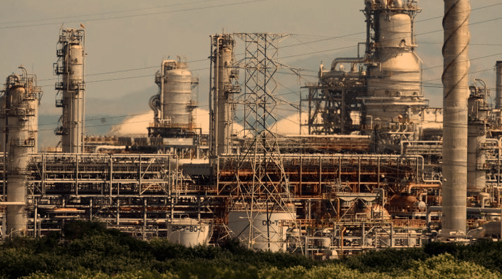Featured image: PDVSA plant. Photo: Yuri Cortéz / AFP. 