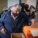Progressive leader and former Uruguayan president Pepe Mujica casting his vote during the referendum this Sunday, March 27. Photo: EFE.