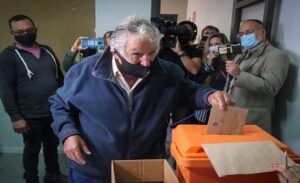 Progressive leader and former Uruguayan president Pepe Mujica casting his vote during the referendum this Sunday, March 27. Photo: EFE.