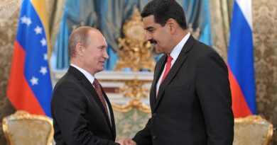 Venezuelan President Nicolás Maduro (right) being greeted by Russian President Vladimir Putin (left) in Moscow. File photo.