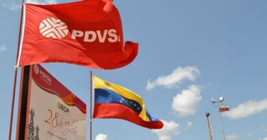 A flag for PDVSA flying next to the Venezuelan flag outside a PDVSA facility. Photo: File photo.