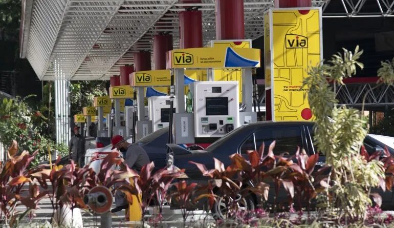 Gas stations in Venezuela. President Nicolás Maduro turned over a number of gas stations to local entrepreneurs in the first phase of a complicated plan to rescue the country from the US sanctions that have dealt a serious blow to the nation's oil production and trade. Photo: Bloomberg