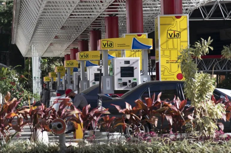 Gas stations in Venezuela. President Nicolás Maduro turned over a number of gas stations to local entrepreneurs in the first phase of a complicated plan to rescue the country from the US sanctions that have dealt a serious blow to the nation's oil production and trade. Photo: Bloomberg
