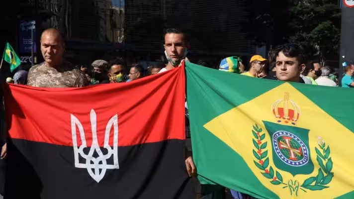 Extreme-right supporters of Brazilian President Bolsonaro display a Ukrainian neo-nazi banner and a monarchic flag of Brazil from the colonial period. File photo.