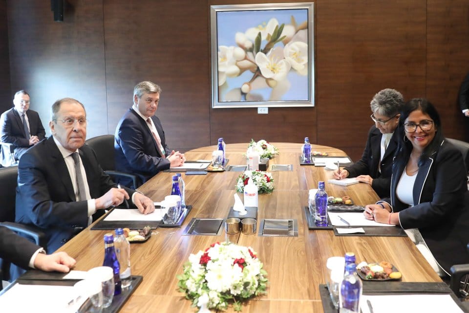 Russian delegation lead by Sergey Lavrov (left) and Venezuelan delegation led by Delcy Rodriguez (right) meet in Turkey on March 10. Photo: Twitter / @delcyrodriguezv.