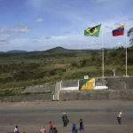 Venezuelan and Brazilian flags at a border point between Venezuela and Brazil in La Linea, near Santa Elena de Uairen, Bolivar state. Photo: AP/Eraldo Peres.