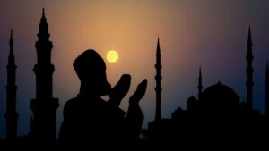 Featured image: Silhouette of a Muslim man praying along with silhouettes of mosques. File photo.