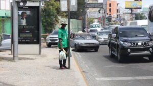 A black person waiting at a bus stop in Dominican Republic. Photo: HispanTV.