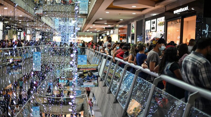 Venezuelans doing lines for last minute Christmas shopping last December 2021 in the Sambil shopping center, Caracas. File photo.