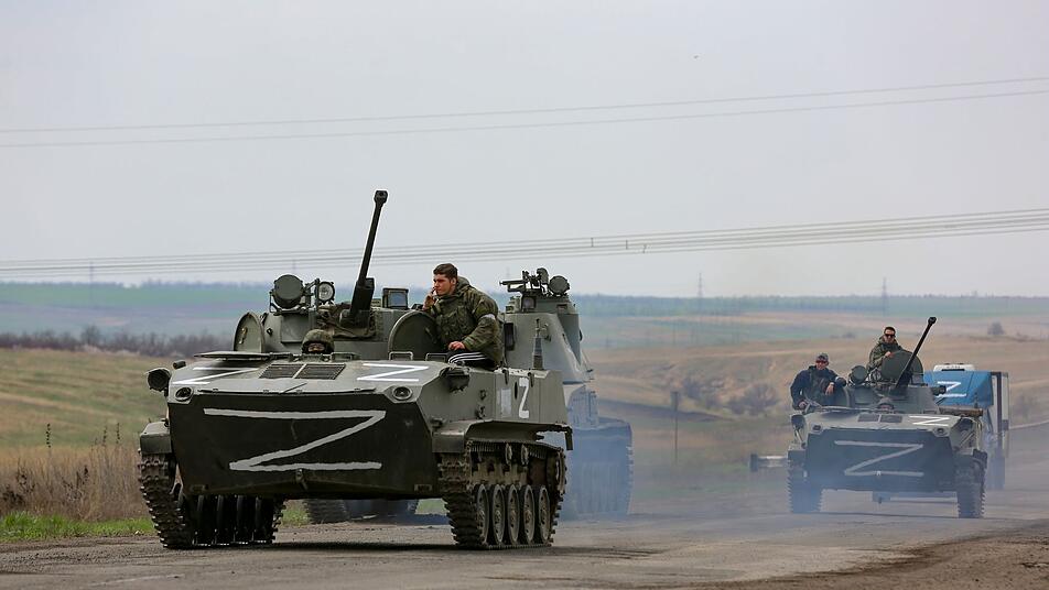 Russian military vehicles move on a highway in an area controlled by Russian-backed separatist forces near Mariupol, Ukraine, Monday, April 18, 2022. Mariupol. © AP Photo/Alexei Alexandrov.