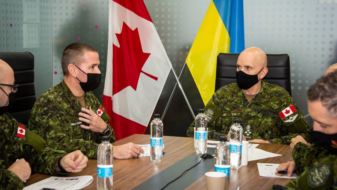 Canadian military officers interacting with Ukrainian counterparts.  File photo.