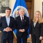OAS's Secretary General Luis Almagro (center) with Venezuela fugitive Leopoldo Lopez (left) and his wife Lilian Tintori (right) during a meeting they had on March 15 in Washington, DC. Photo: Twitter / @Almagro_OEA2015.
