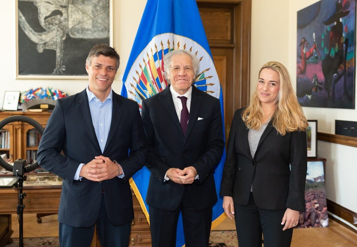 OAS's Secretary General Luis Almagro (center) with Venezuela fugitive Leopoldo Lopez (left) and his wife Lilian Tintori (right) during a meeting they had on March 15 in Washington, DC. Photo: Twitter / @Almagro_OEA2015.