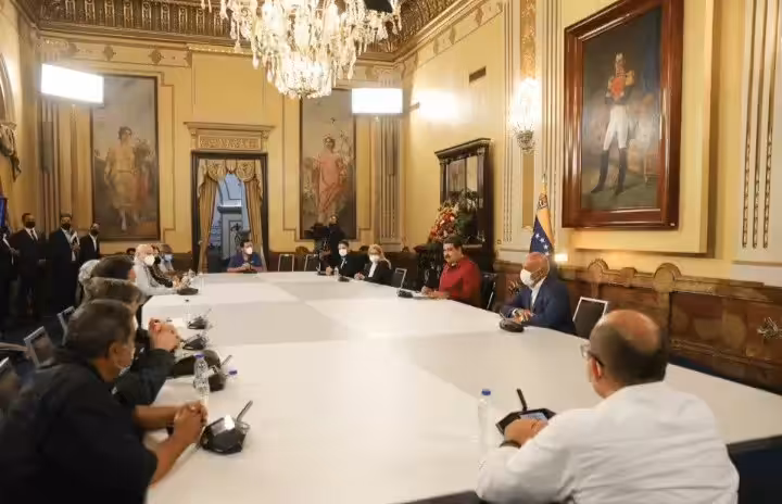 Meeting between President Nicolas Maduro and representatives of anti-Chavista NGO's at Miraflores Palace, Caracas. Photo: Twitter / @SomosRMNoticias.