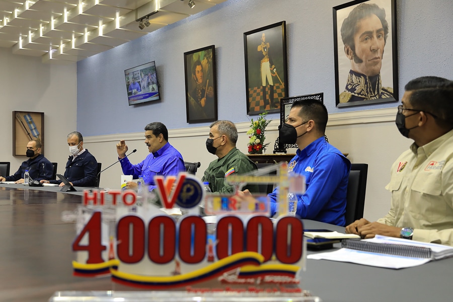Venezuelan President Nicolas Maduro with part of his cabinet during the ceremony of awarding of the house #4 millions delivered through the Gran Mision Vivienda Venezuela program, at Miraflores Palace in Caracas. Photo: Presidential Press.