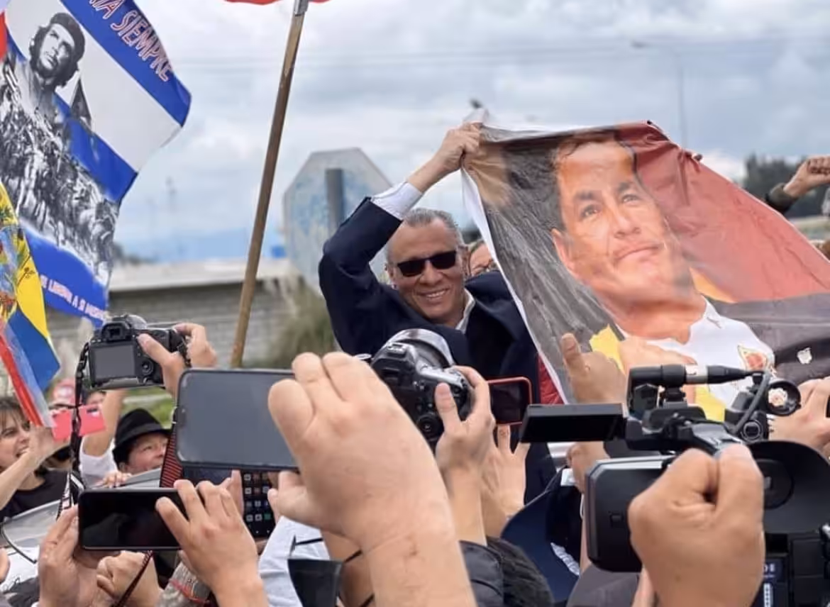 Jorge Glas in a meeting after his release holding a poster with the image of former president Rafael Correa. Photo: Twitter / @LitoTorres97.