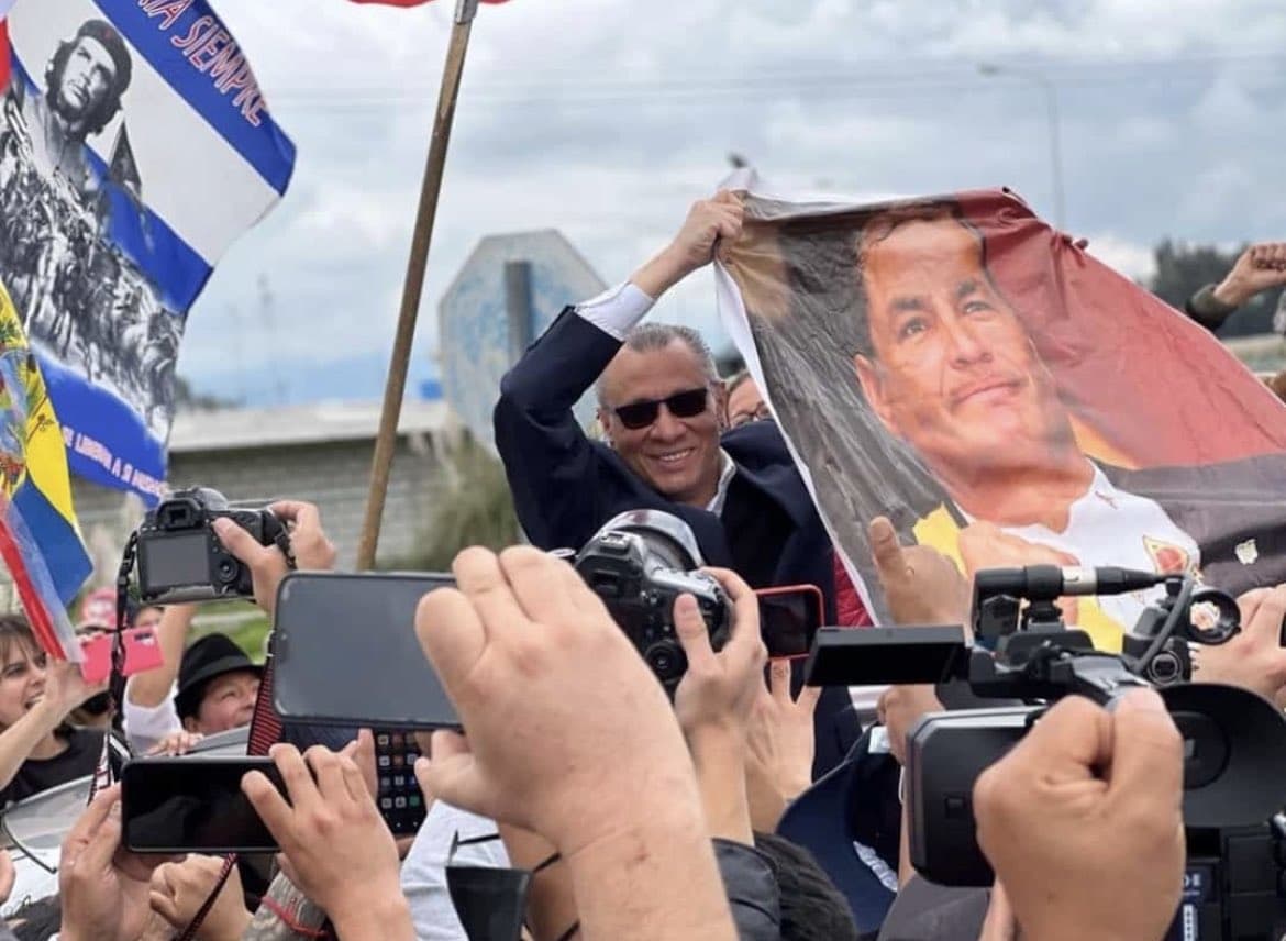 Jorge Glas in a meeting after his release holding a poster with the image of former president Rafael Correa. Photo: Twitter / @LitoTorres97.