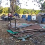 Peasant woman with what remains of her belongings after the illegal eviction authorized by the mayor of Guatire to please the owners of Guatire Textil, a private company. Photo: Twitter/@LennysMedina.