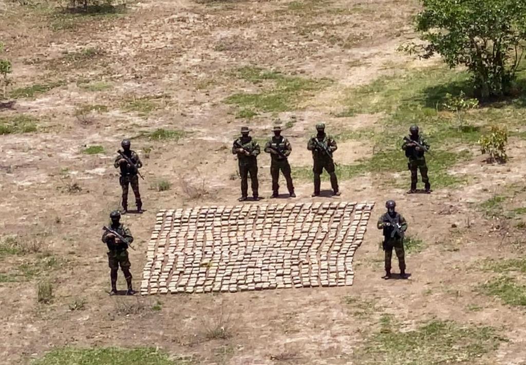 Featured image: FANB personnel display seized cannabis in Apure state. Photo: RedRadioVE.