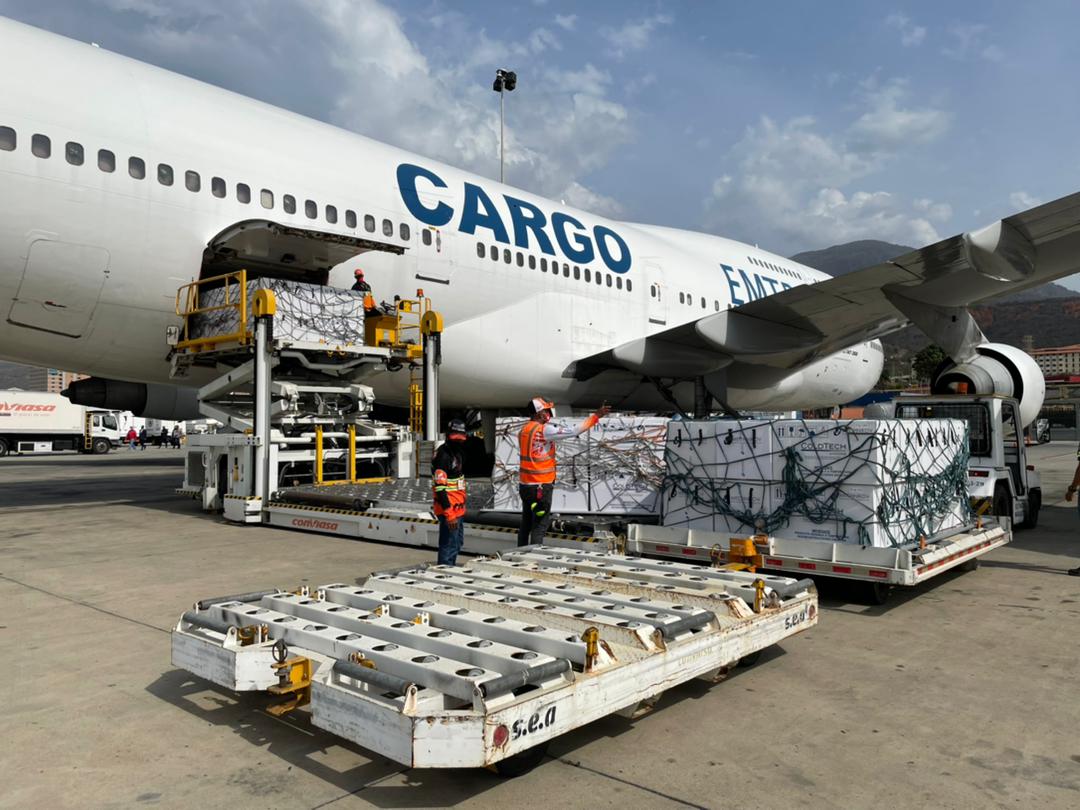 Featured image: Emtrasur Boeing 747 unloading batches of Russian vaccines at the Simón Bolívar International Airport. Photo: Twitter/@MinSaludVE.