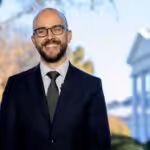 Juan González with the White House in the background. González is the main advisor to US president Joe Biden for Latin America and the director of the National Security Council for the Western Hemisphere. Photo: Infobae.